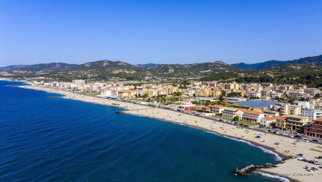 Arena y mar en Playa de Villafranca Tirrena 1, Villafranca Tirrena, Sicilia