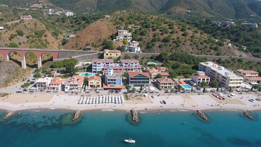 Oleaje en la orilla de Playa de Villafranca Tirrena 13, costa de Villafranca Tirrena