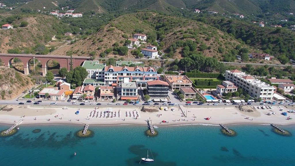 Agua y arena en Playa de Villafranca Tirrena 2, Villafranca Tirrena
