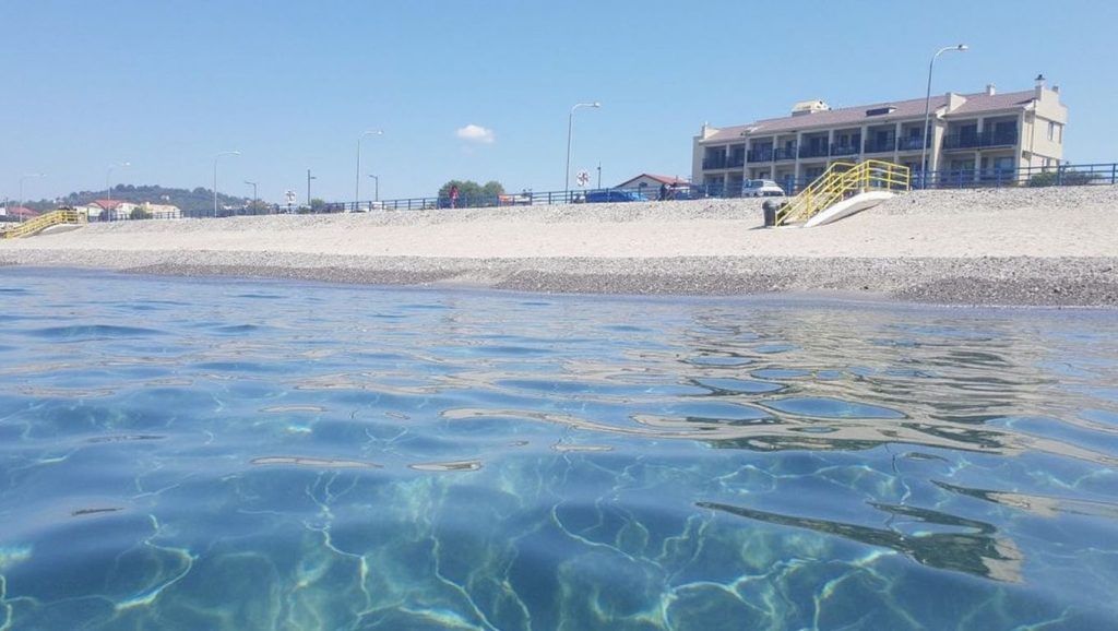 Detalle de arena y agua en Playa de Villafranca Tirrena 2, Villafranca Tirrena