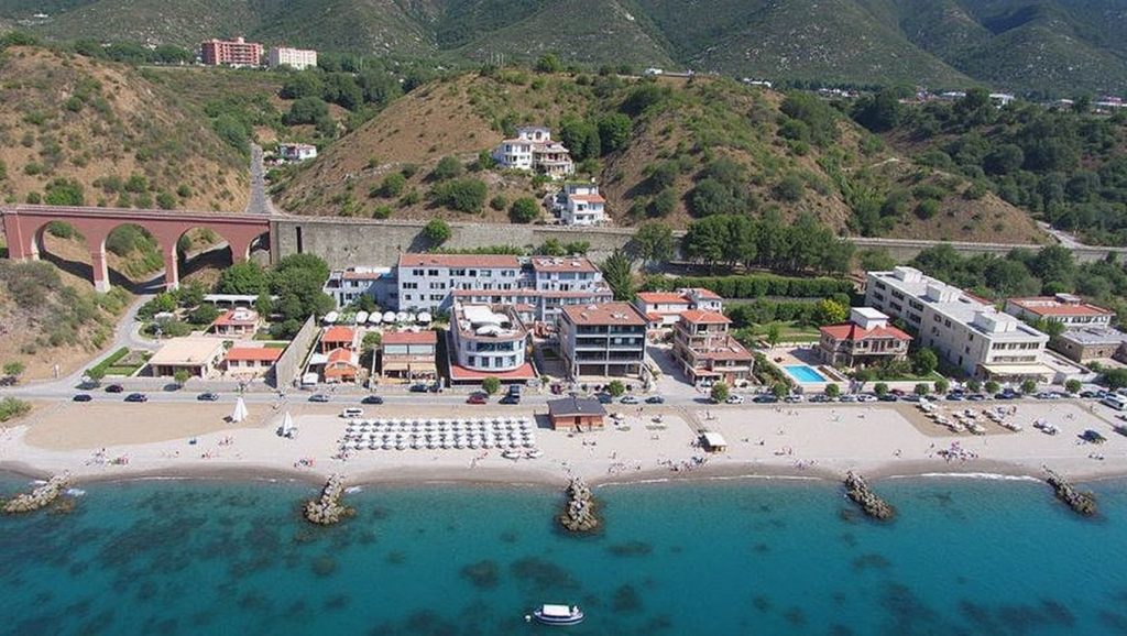 Agua y arena en Playa de Villafranca Tirrena 5, Villafranca Tirrena