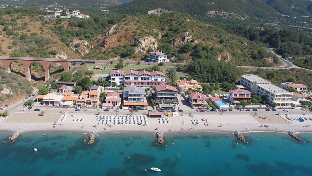 Orilla de Playa de Villafranca Tirrena 7 con olas suaves en Villafranca Tirrena