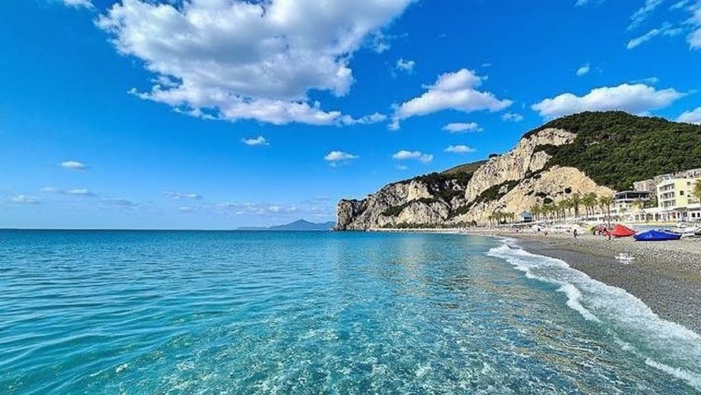 Detalle de arena y agua en Playa de Vittoria 3, Vittoria