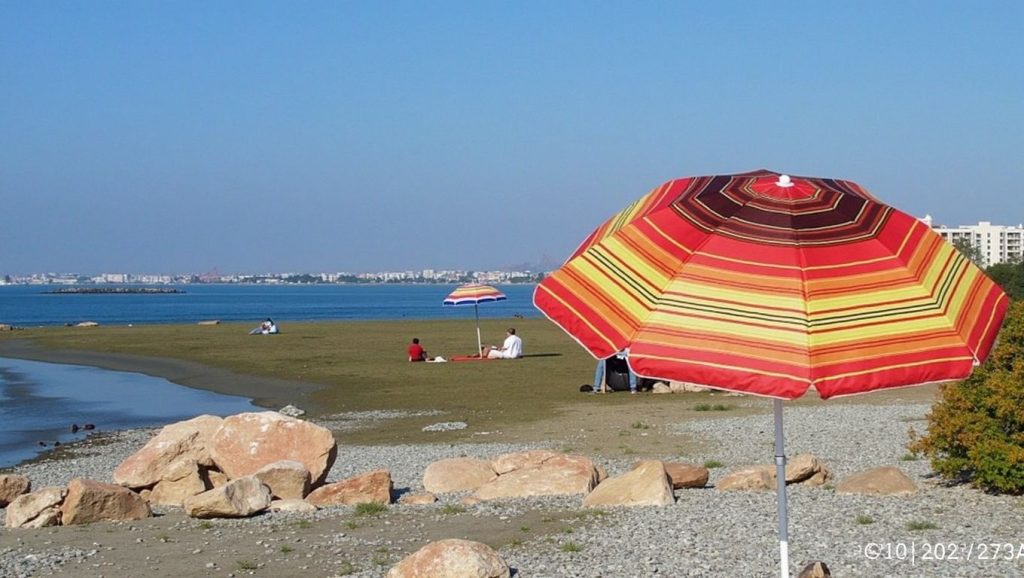 Orilla de Derinya Halk Plajı con olas suaves en ?