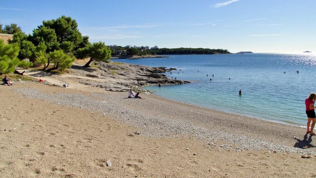 Orilla tranquila de Dolac, playa de Croacia