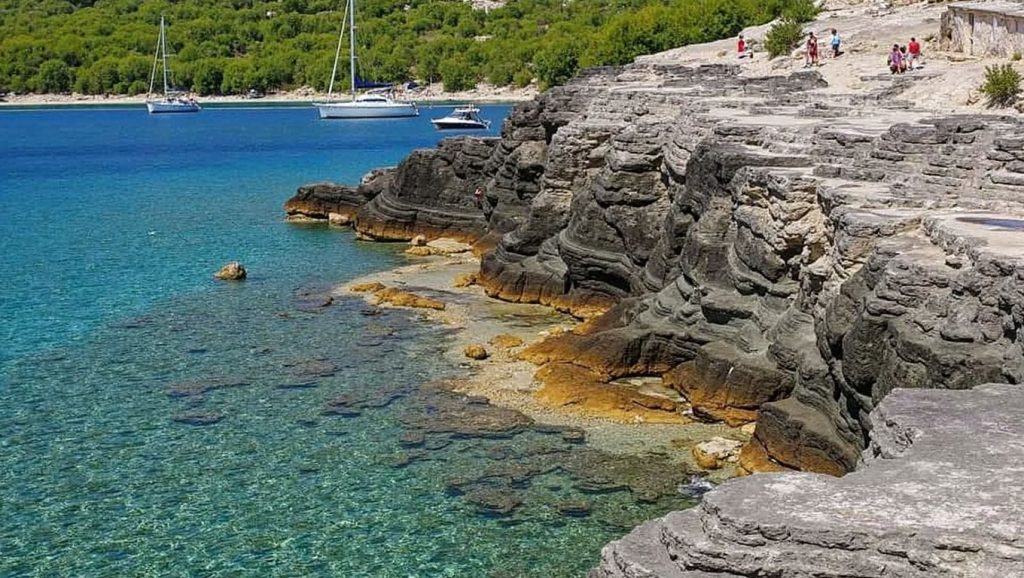 Orilla tranquila de Donji Bili Bok, playa de Croacia