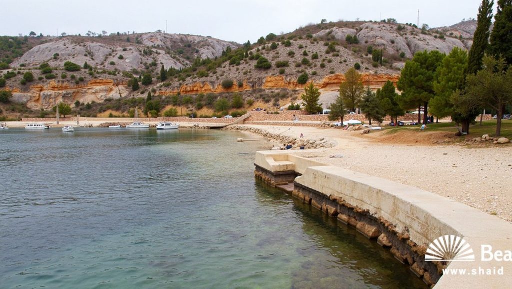 Oleaje en la orilla de Duboka Kruščica, costa de Croacia