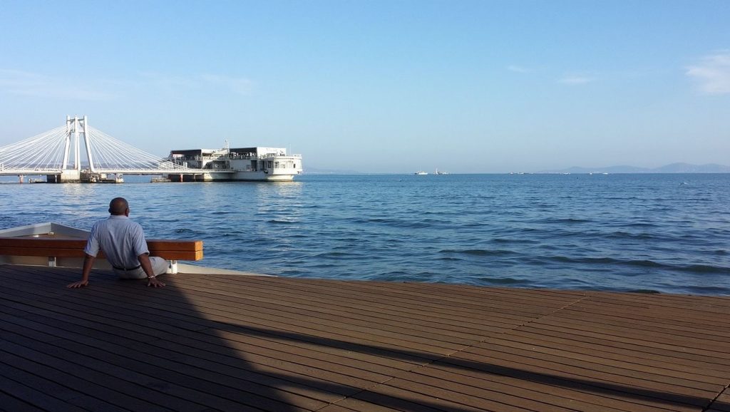 Primer plano de la orilla de English Bay, Himara