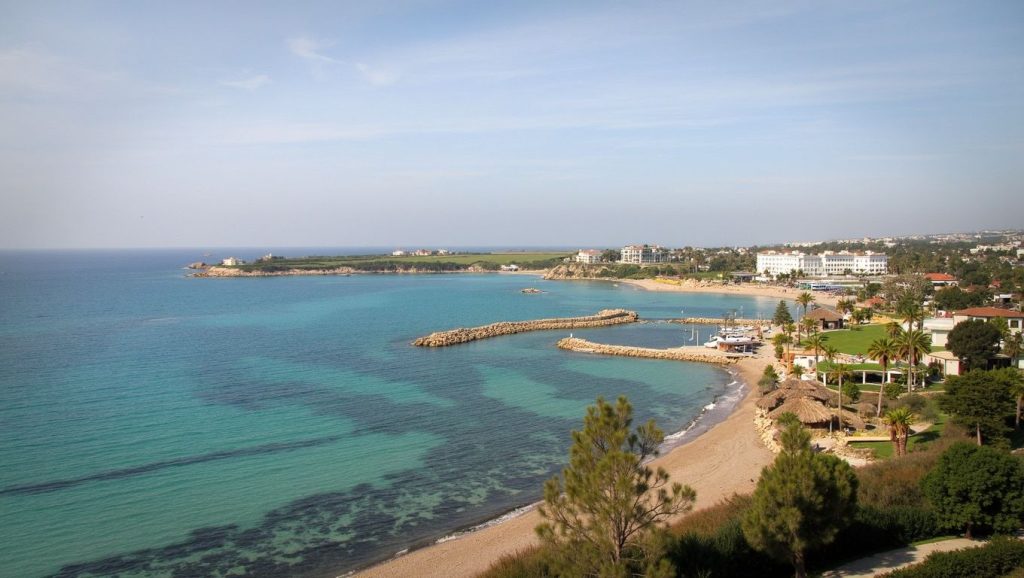 Orilla tranquila de Episkopi Bay, playa de ?