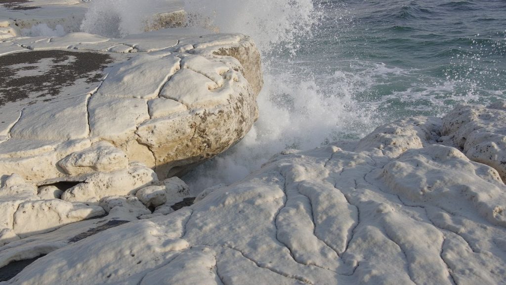 Orilla de Faros Beach Larnaca con olas suaves en ?