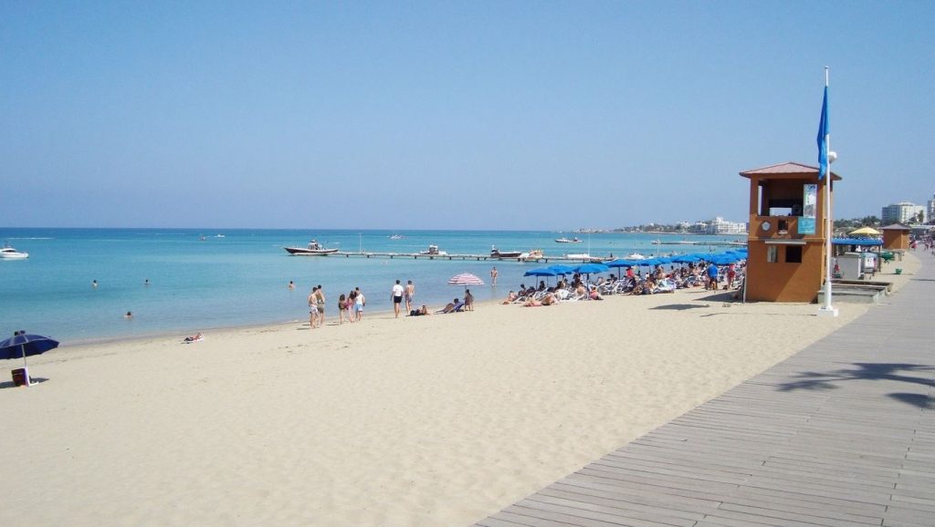 Orilla tranquila de Firemans Beach, playa de ?