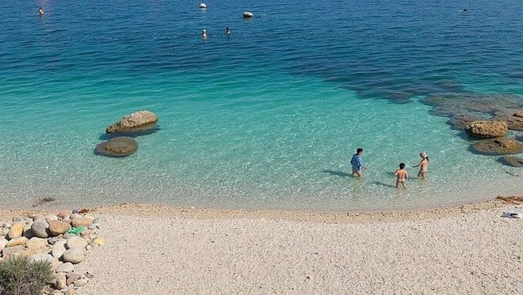 Playa FKK desde la arena, Croacia, Croacia