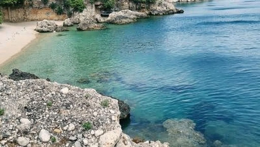 Orilla tranquila de FKK, playa de Općina Bol