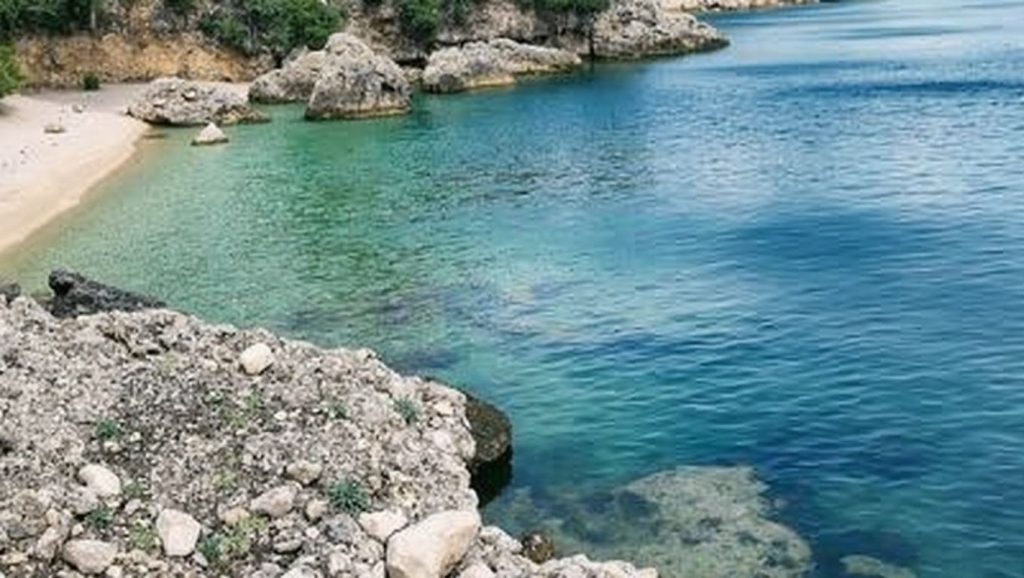 Orilla tranquila de FKK, playa de Croacia