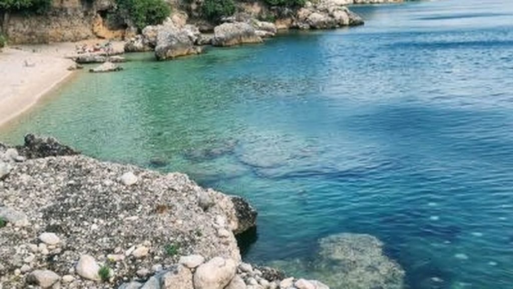 Orilla tranquila de FKK, playa de Grad Vis