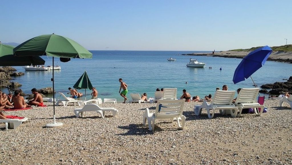 Agua y arena en FKK Kordovon, Grad Hvar