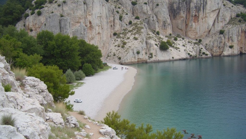 Arena y orilla en FKK Nudist Beach, Croacia, Croacia