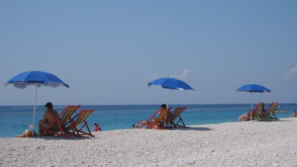 Arena y orilla en Free public beach, Ksamil, Albania
