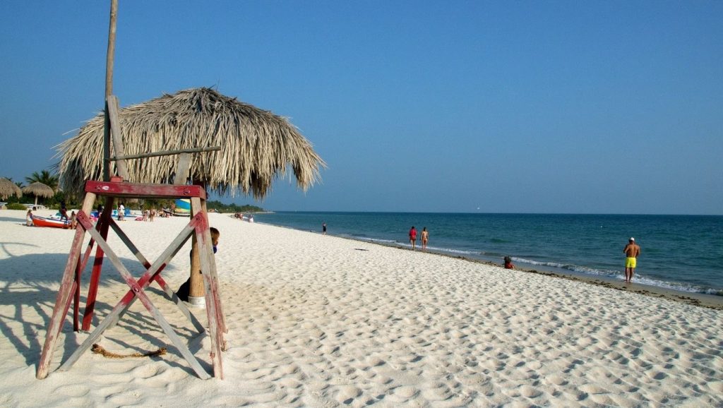 Arena y mar en Ganuza – El Salto, La Habana, Cuba