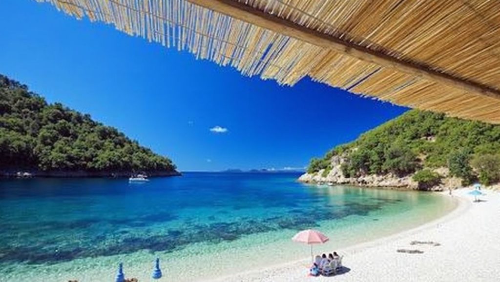 Panorámica de Gradska plaža Banje con cielo despejado, Croacia