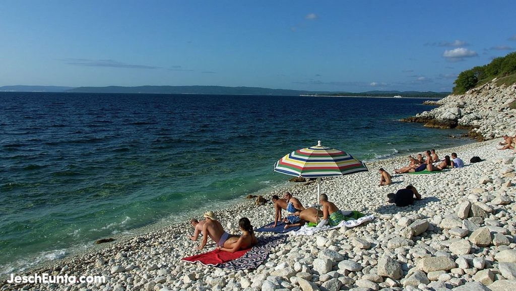 Línea de costa en Gradska plaža Banje, Croacia