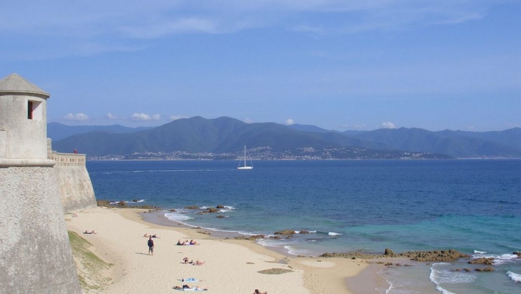 Playa Grande Plage de Cala Rossa en Porto-Vecchio, Córcega