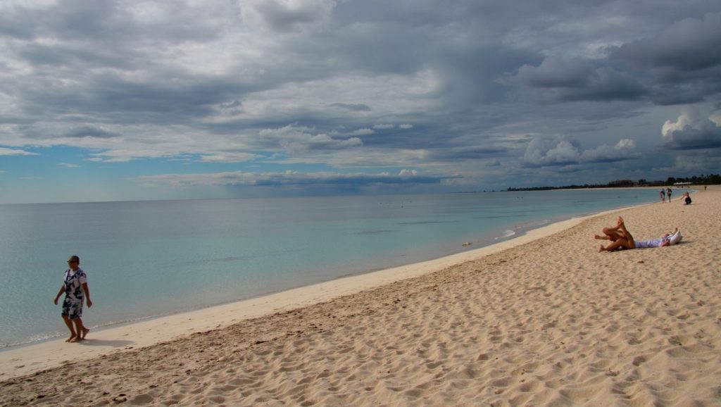 Detalle de arena y agua en Guanabo, Playas del Este