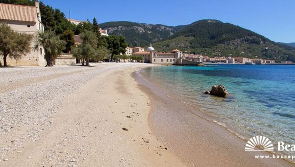 Arena y mar en Gusarica, Croacia, Vis