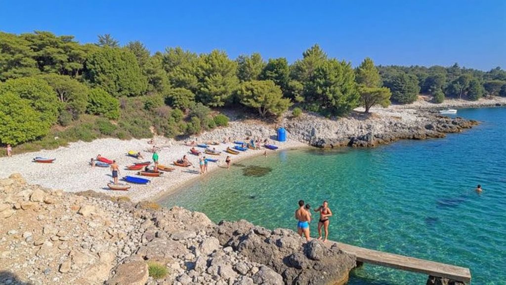 Vista del litoral en Hobotnica, Croacia