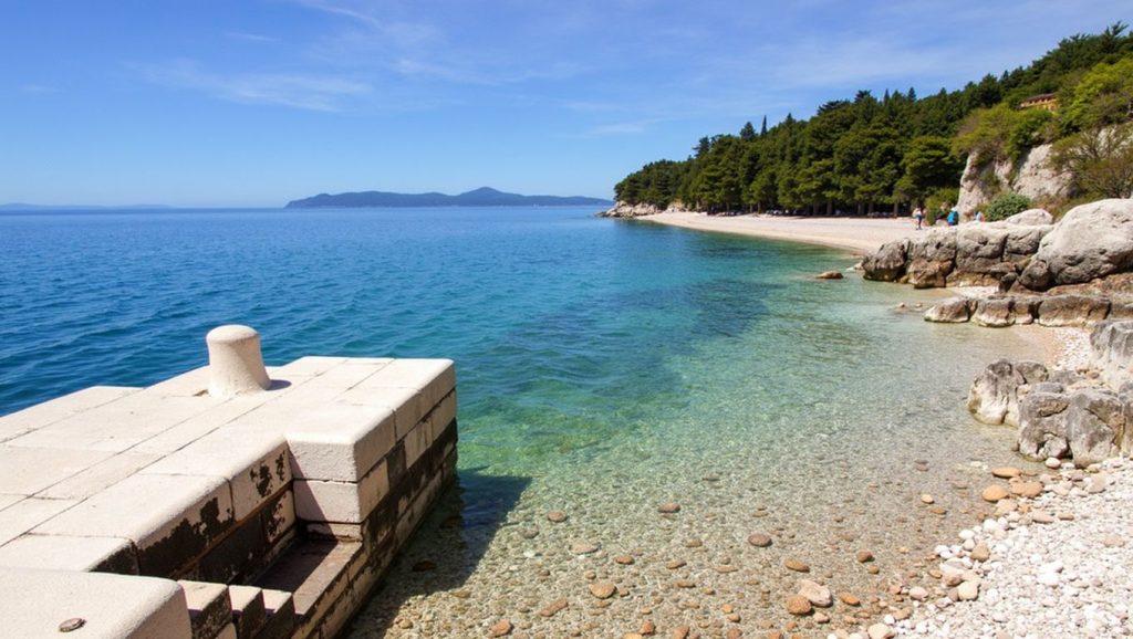 Oleaje en la orilla de Jadran Beach, costa de Croacia