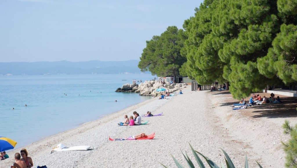Paseo hacia Jadran Beach, Croacia