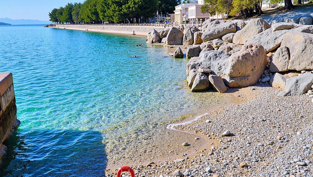 Primer plano de la orilla de Jadran Beach, Croacia