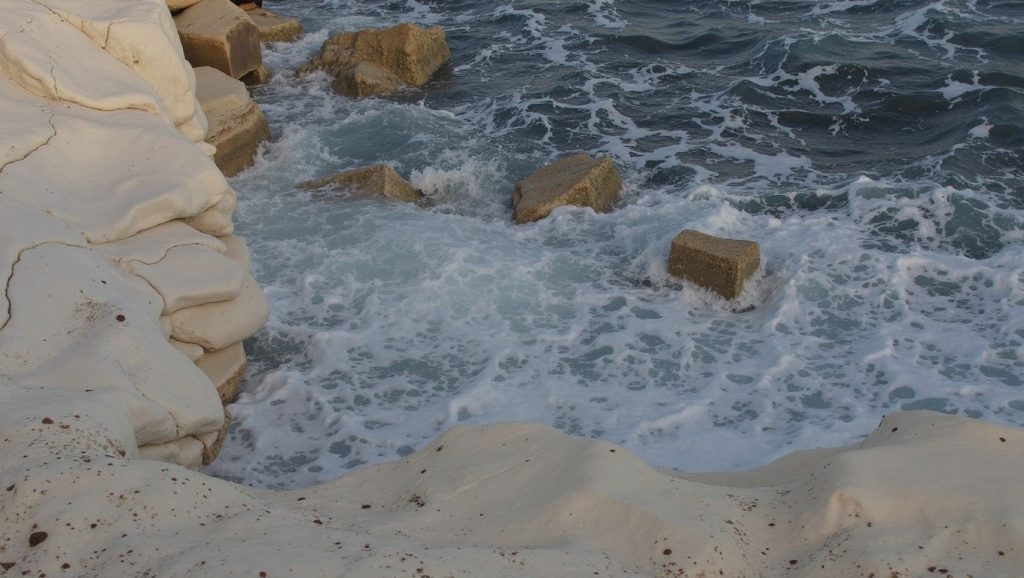 Orilla de Kalymnos Beach con olas suaves en ?