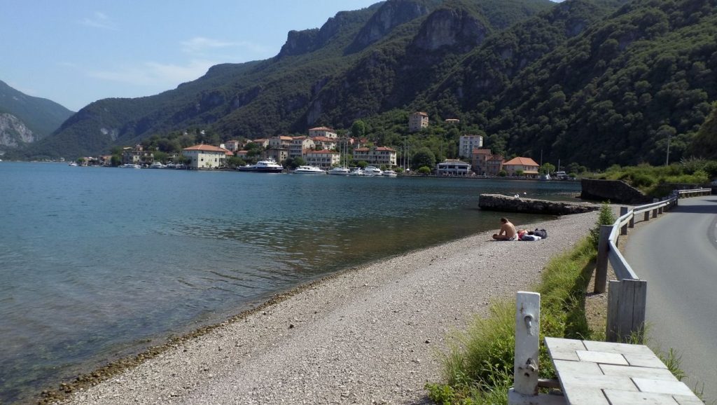 Agua y arena en Kamenovo, Budva