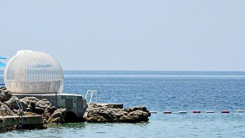Amplio horizonte marino en Kamenovo, Budva