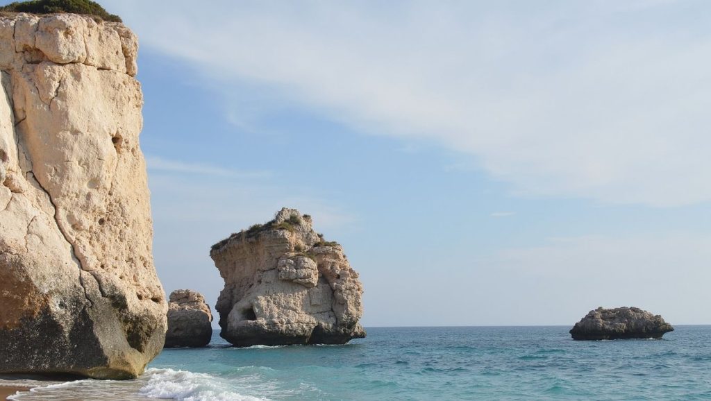 Orilla tranquila de Kastella, playa de ?