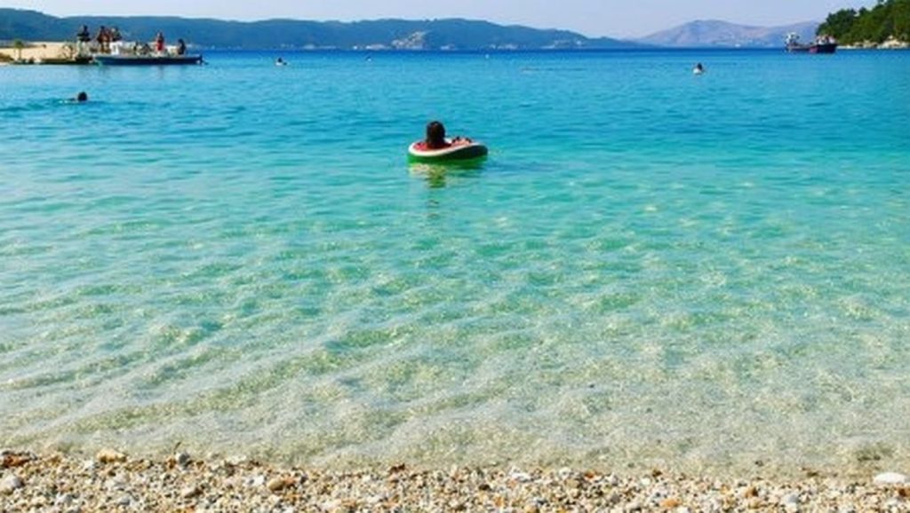 Agua y arena en Kasun, Croacia