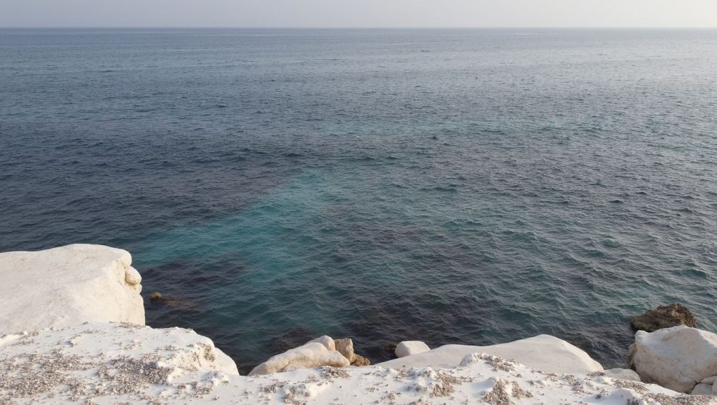 Orilla de Kathari Beach con olas suaves en ?