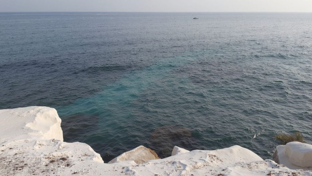Orilla de Katsarka con olas suaves en ?