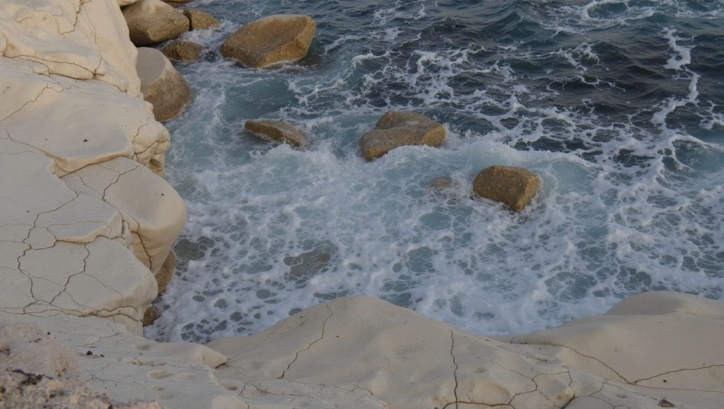 Oleaje en la orilla de Kermia (Limnara) Beach, costa de ?