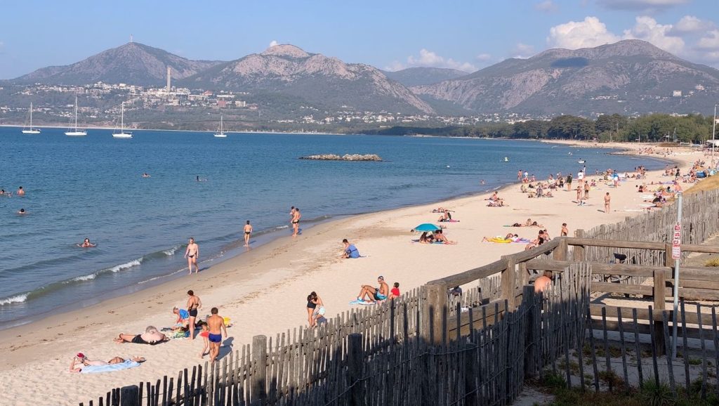 Playa Kite Beach desde la arena, Porto-Vecchio, Córcega