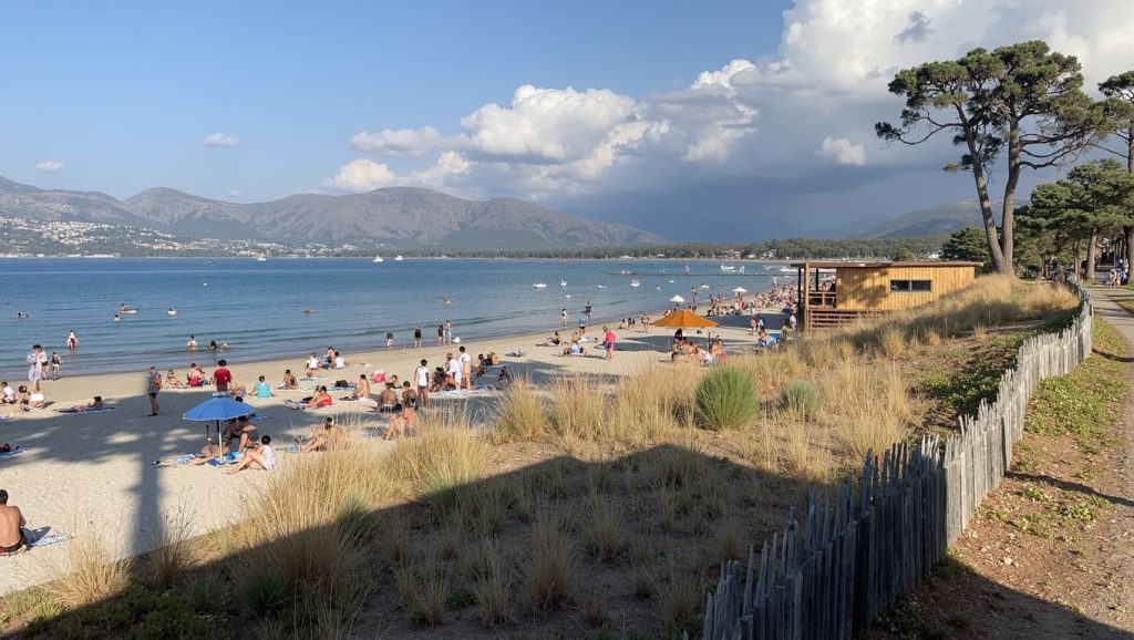 Primer plano de la orilla de Kite Beach, Porto-Vecchio