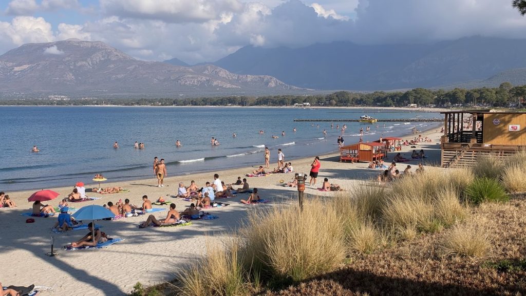 Vista amplia de Kite Beach en Porto-Vecchio, Córcega