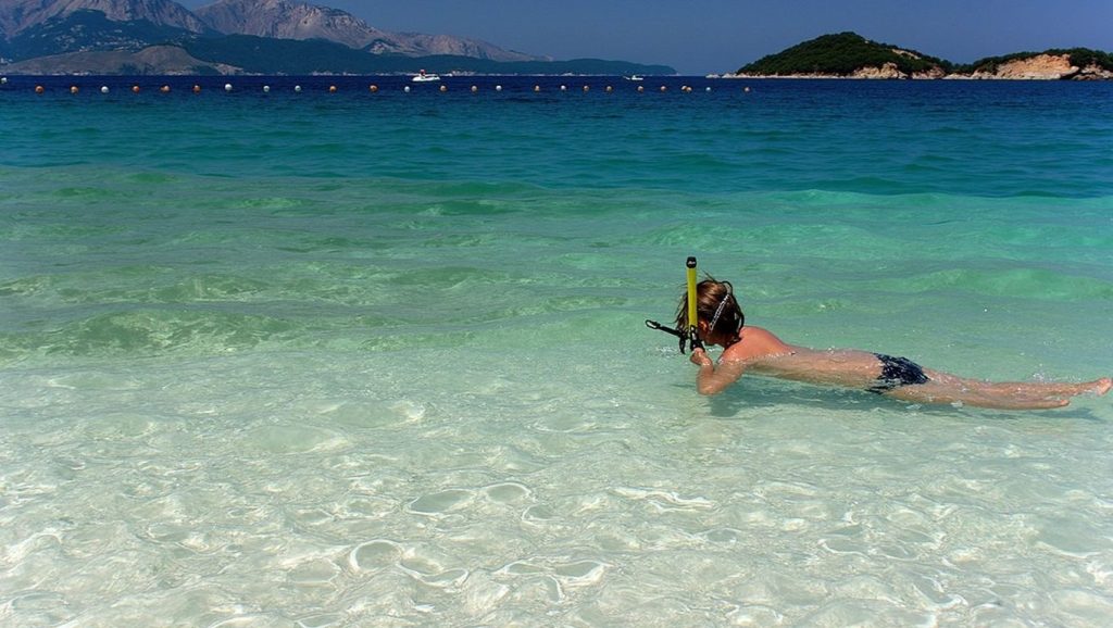 Panorámica de Kogevina Beach con cielo despejado, Ksamil