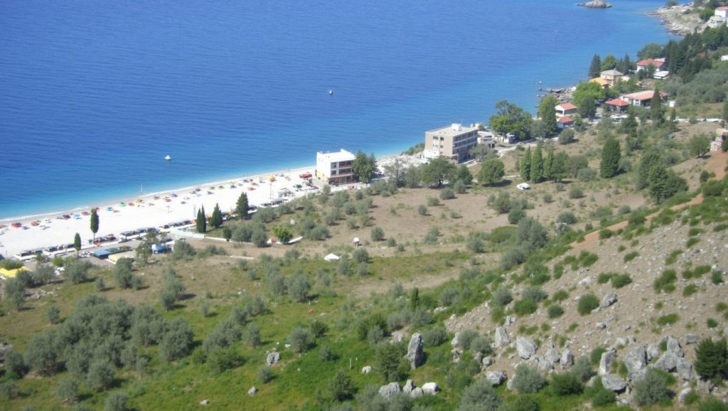 Orilla tranquila de Kogevina Beach, playa de Ksamil