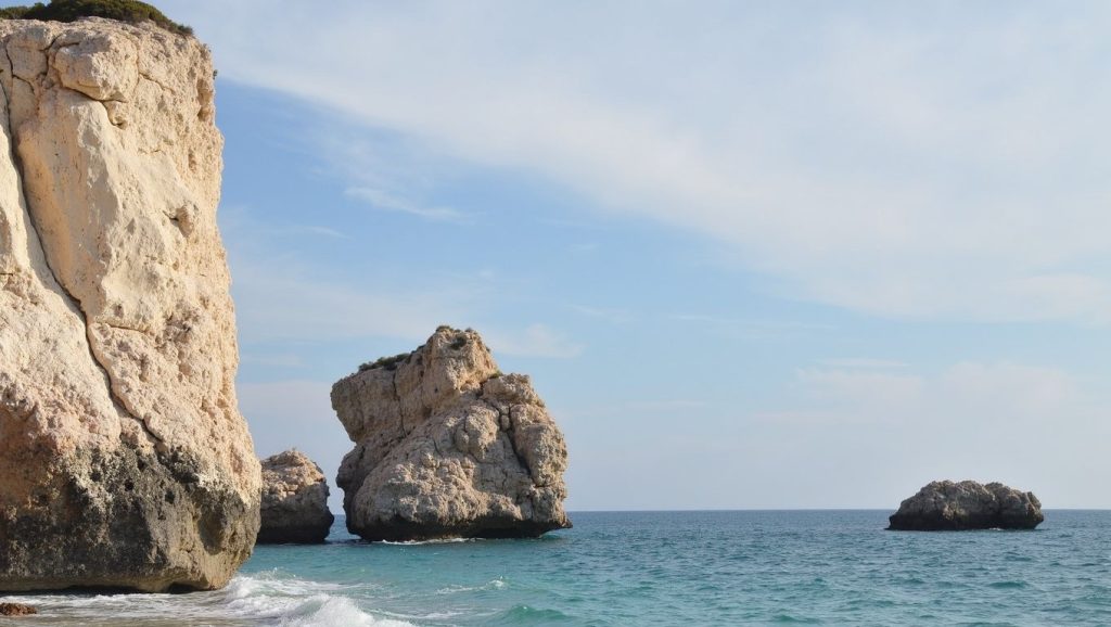 Orilla tranquila de Konnos, playa de ?