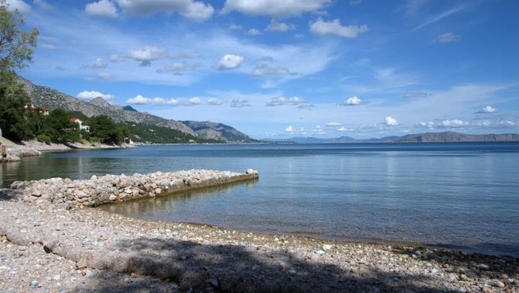 Panorámica de Kozjača con cielo despejado, Tribanj