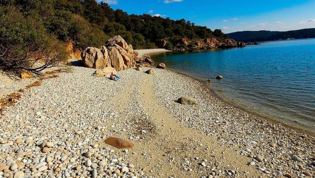 Primer plano de la orilla de Kozjača, Tribanj