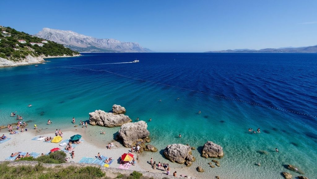 Panorámica completa de Kozjača, playa de Tribanj