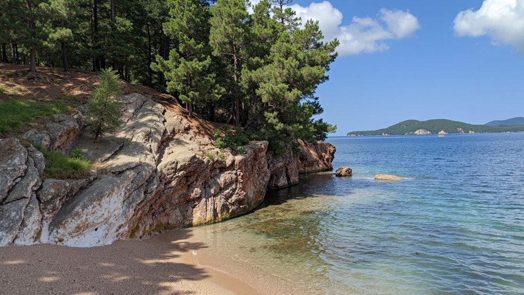 Vista del litoral en Kraljičina plaža Čanj, Bar